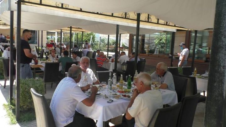 Restoranlarda COVID-19 pasportu və maska tələbi qüvvədə saxlanılır