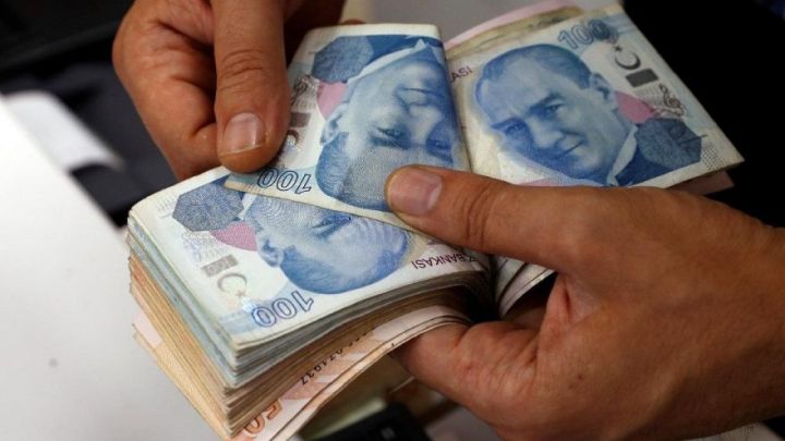 Dolların qiyməti 8 Türk Lirəsindən aşağı düşdü