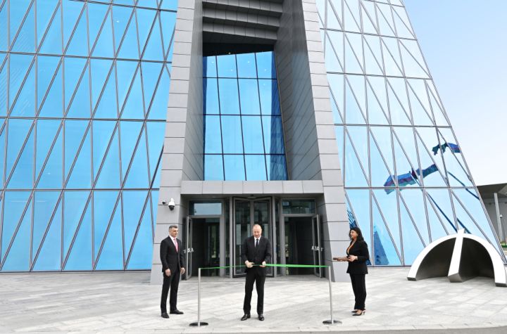 Prezident Bakıda 35 mərtəbəli binasının açılışında iştirak edib